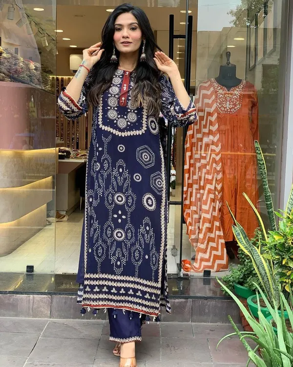 Deep_Indigo_Premium_Cotton_Blend_Kurta_With_Pant_&_Dupatta_For_Women