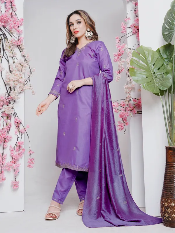 Lavender_Elegance_Rayon_Embroidered_Kurti_Pant_Dupatta_Set