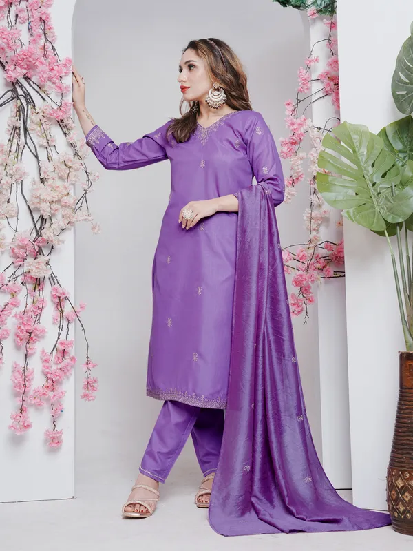 Lavender_Elegance_Rayon_Embroidered_Kurti_Pant_Dupatta_Set
