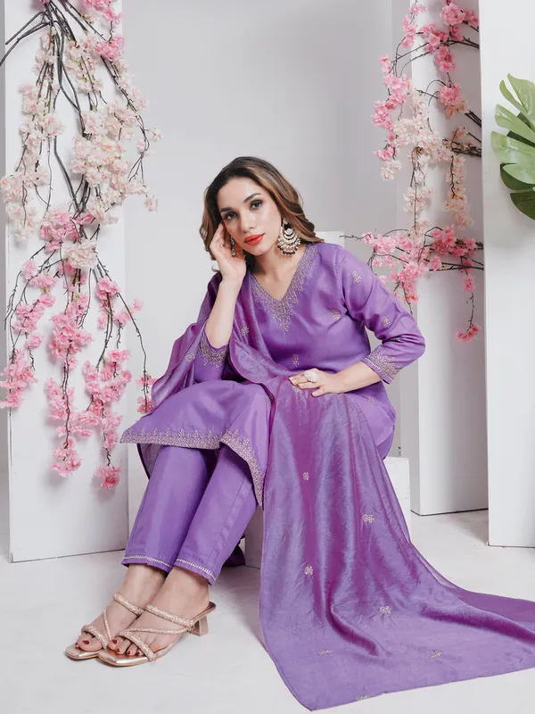 Lavender_Elegance_Rayon_Embroidered_Kurti_Pant_Dupatta_Set