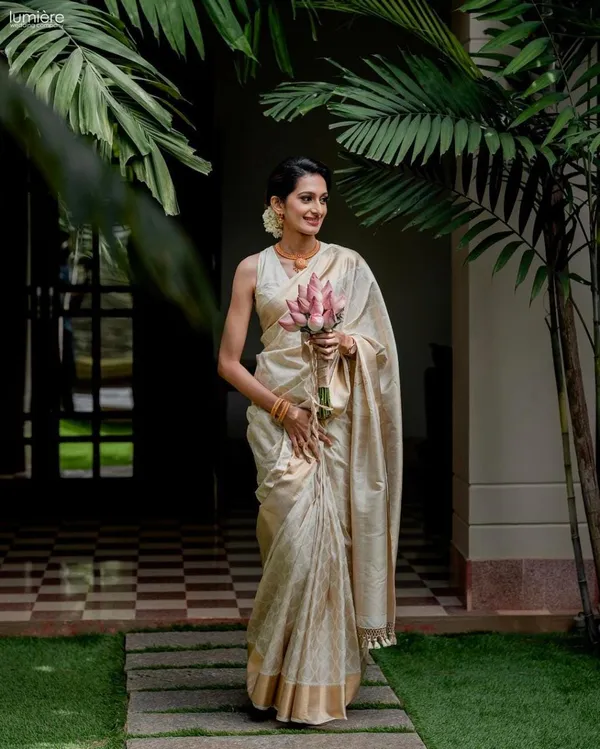Ivory_Gold_Pure_Kanchipuram_Blend_Silk_Saree_With_Unstitched_Blouse_Piece