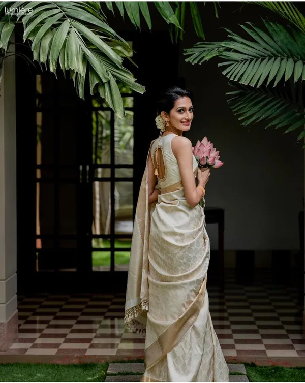 Ivory_Gold_Pure_Kanchipuram_Blend_Silk_Saree_With_Unstitched_Blouse_Piece