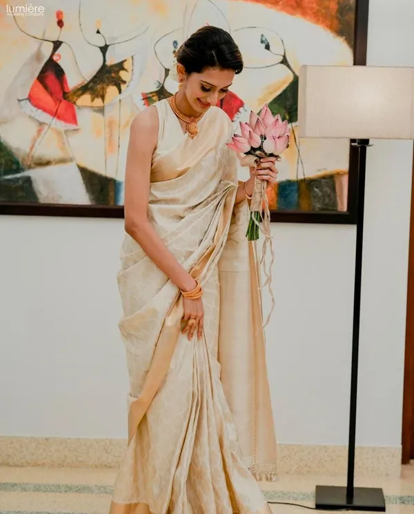 Ivory_Gold_Pure_Kanchipuram_Blend_Silk_Saree_With_Unstitched_Blouse_Piece