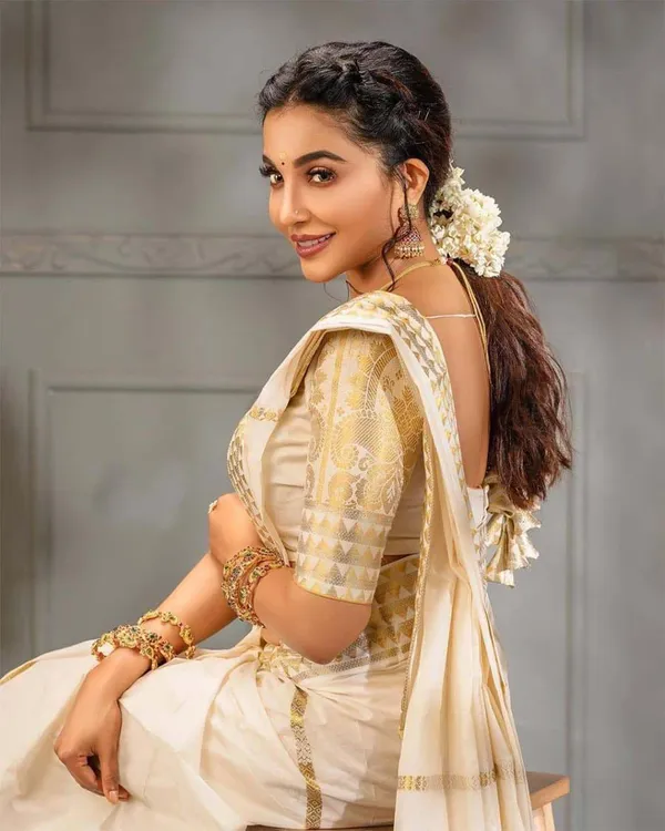 Off-White_With_Zari_Borders_Cotton_Silk_Saree_With_Unstitched_Blouse_Piece