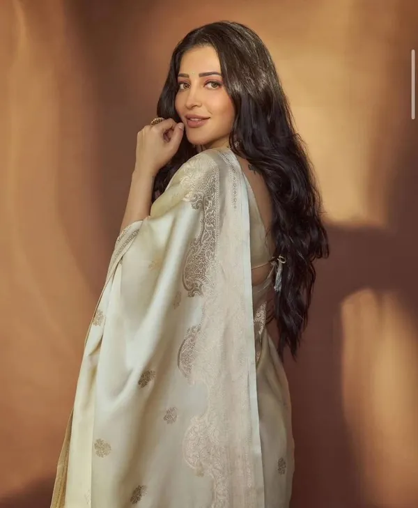 Cream_Gold_Zari_Work_Silk_Blend_Saree_With_Unstitched_Blouse_Piece