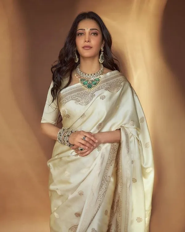Cream_Gold_Zari_Work_Silk_Blend_Saree_With_Unstitched_Blouse_Piece