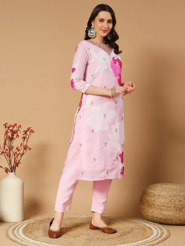 Blush_Pink_Muslin_Floral_Digital_Print_Kurta_With_Pant_And_Dupatta_For_Women