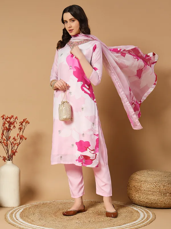 Blush_Pink_Muslin_Floral_Digital_Print_Kurta_With_Pant_And_Dupatta_For_Women