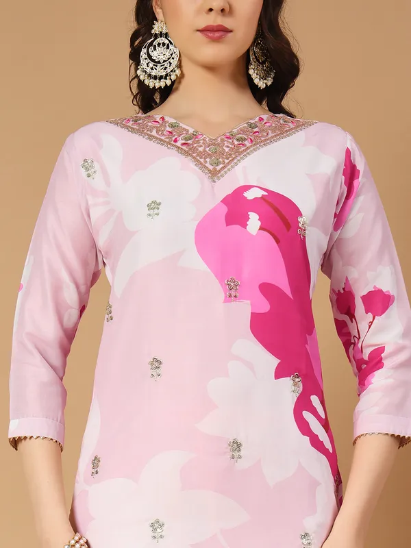 Blush_Pink_Muslin_Floral_Digital_Print_Kurta_With_Pant_And_Dupatta_For_Women