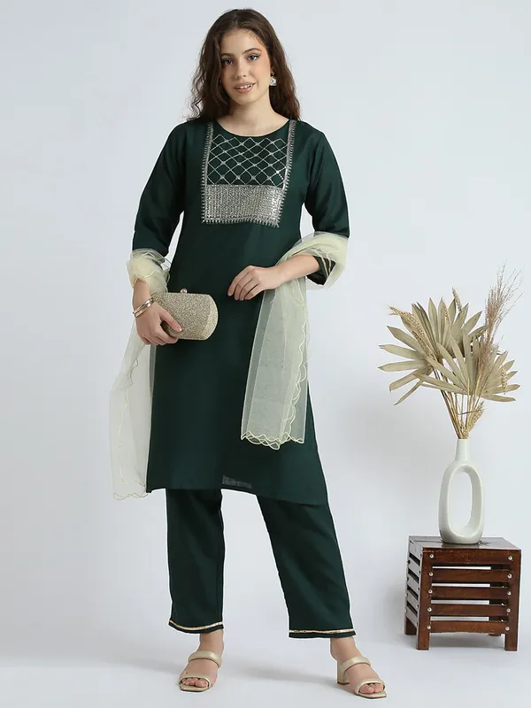 Green_Cotton_Blend_Thread_Embroidered_Kurta_With_Pant_And_Dupatta_For_Women
