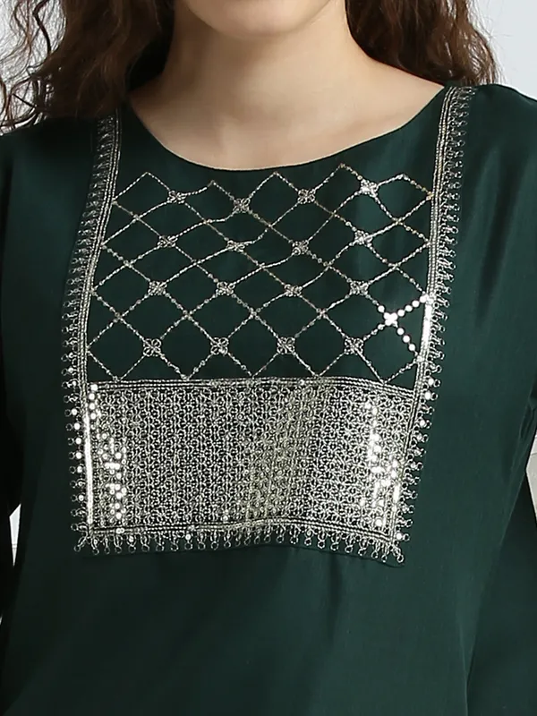 Green_Cotton_Blend_Thread_Embroidered_Kurta_With_Pant_And_Dupatta_For_Women