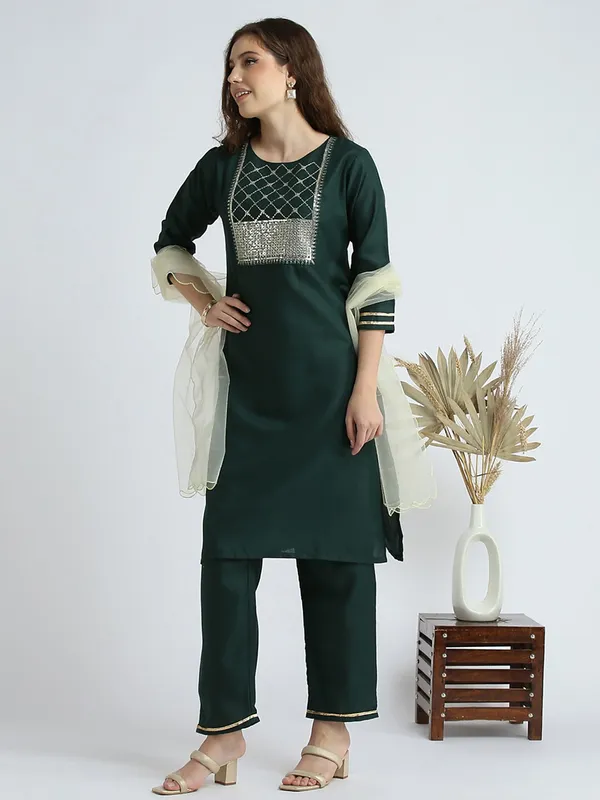 Green_Cotton_Blend_Thread_Embroidered_Kurta_With_Pant_And_Dupatta_For_Women