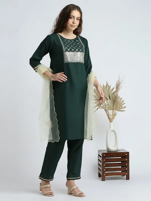 Green_Cotton_Blend_Thread_Embroidered_Kurta_With_Pant_And_Dupatta_For_Women