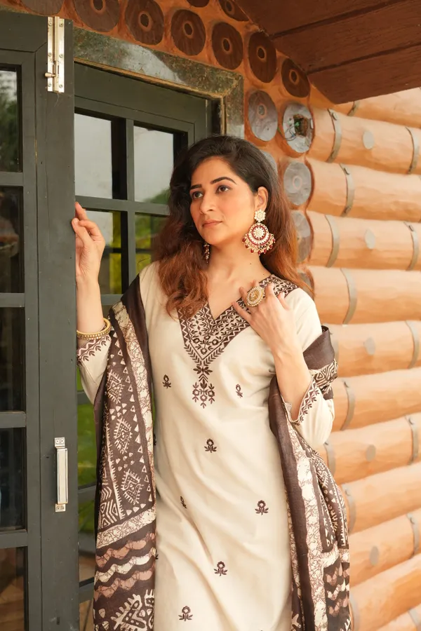 Beige_Khadi_Cotton_Thread_Embroidered_Kurta_With_Pant_And_Dupatta_For_Women
