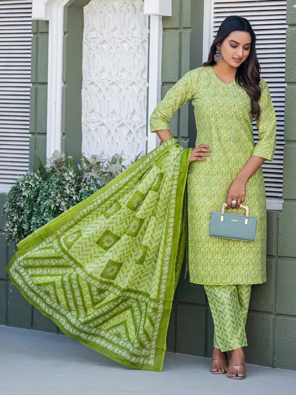 Parrot_Green_Cotton_Blend_Printed_Kurti_Pant_Dupatta_Set