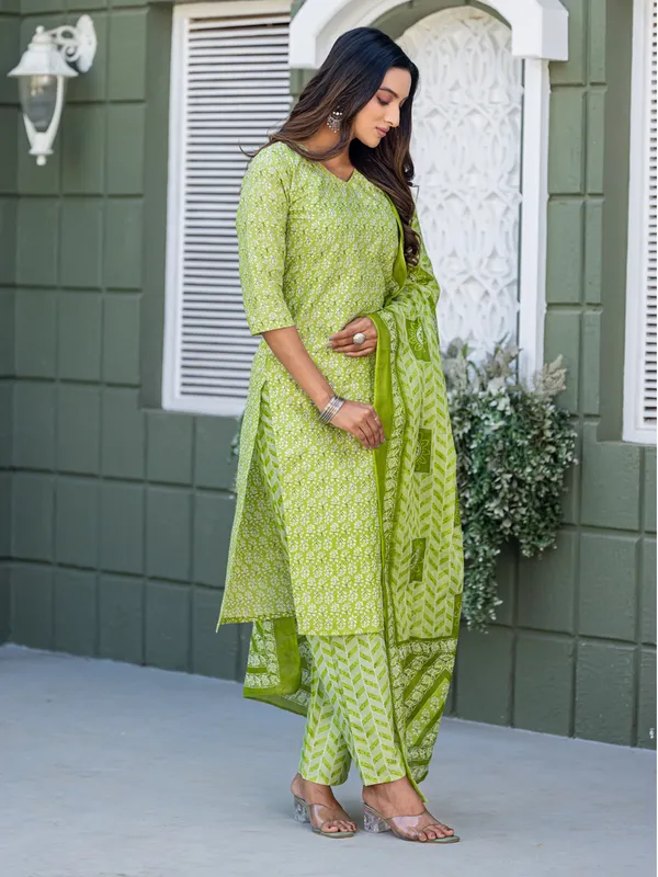 Parrot_Green_Cotton_Blend_Printed_Kurti_Pant_Dupatta_Set