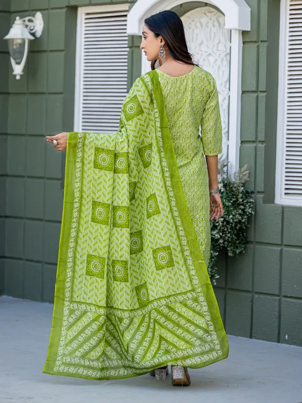 Parrot_Green_Cotton_Blend_Printed_Kurti_Pant_Dupatta_Set