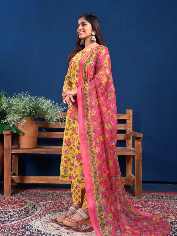 Sunshine_Yellow_Cotton_Blend_Printed_Kurti_Pant_Dupatta_Set
