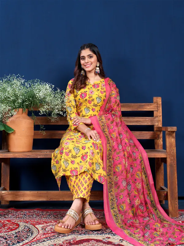 Sunshine_Yellow_Cotton_Blend_Printed_Kurti_Pant_Dupatta_Set
