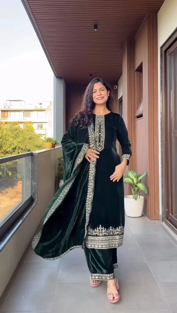 Green_Velvet_Embroidered_Kurta_Set_For_Women