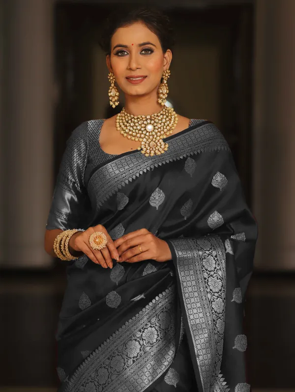 Black_Silk_Jacquard_Saree_For_Women