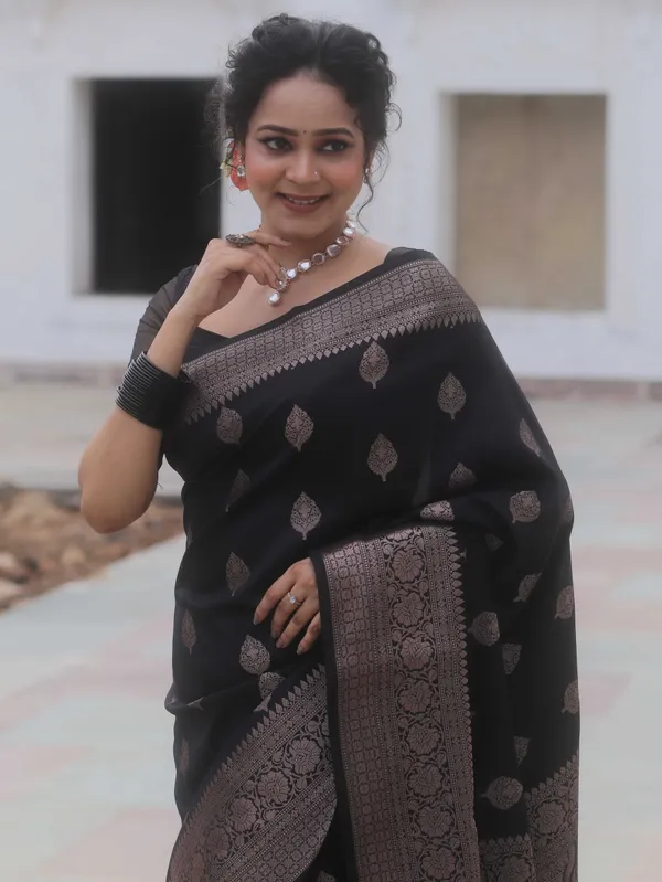 Black_Silk_Jacquard_Saree_For_Women