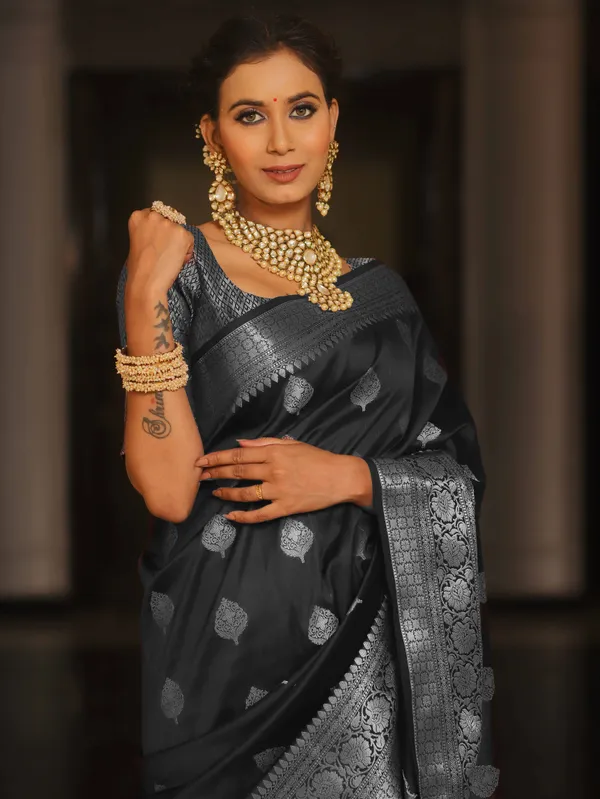 Black_Silk_Jacquard_Saree_For_Women