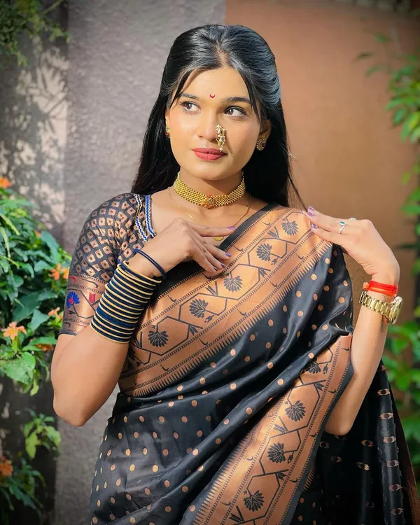 Black_Silk_Jacquard_Saree_For_Women