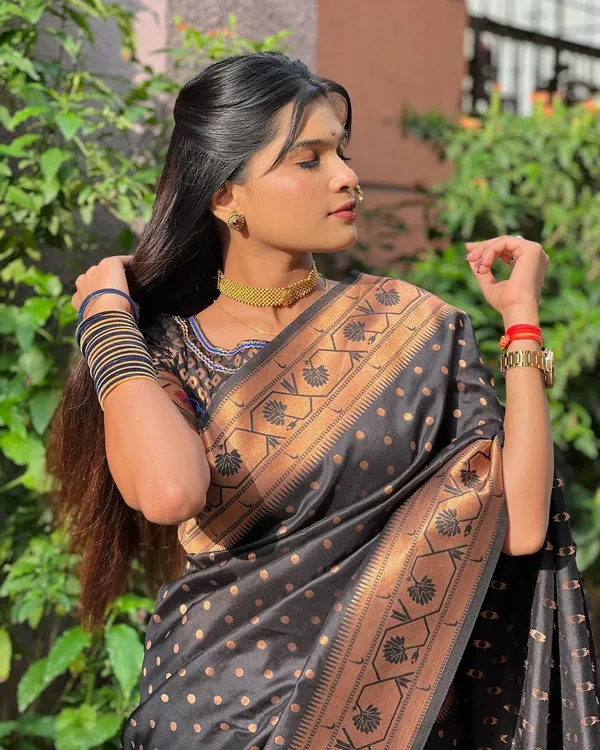 Black_Silk_Jacquard_Saree_For_Women