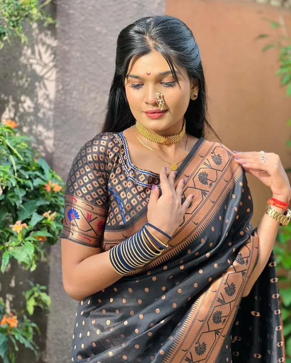 Black_Silk_Jacquard_Saree_For_Women