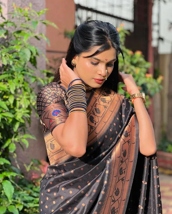 Black_Silk_Jacquard_Saree_For_Women