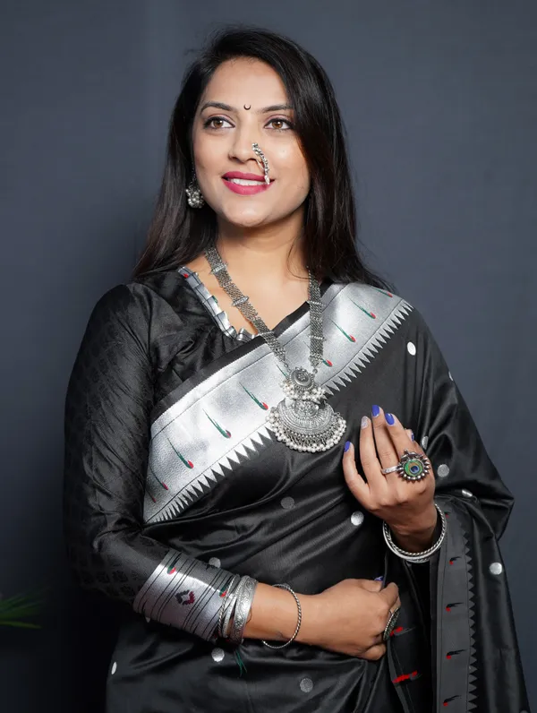 Black_Silk_Jacquard_Saree_For_Women