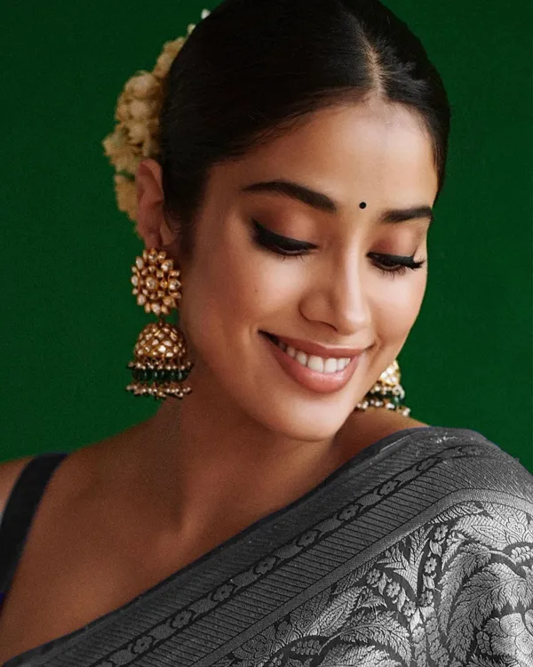 Black_Silk_Jacquard_Saree_For_Women