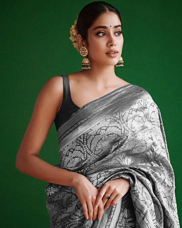 Black_Silk_Jacquard_Saree_For_Women