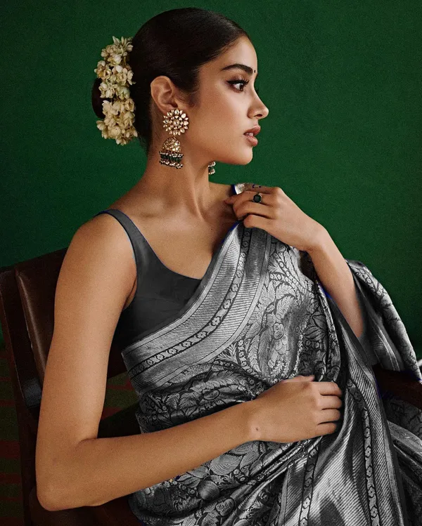 Black_Silk_Jacquard_Saree_For_Women