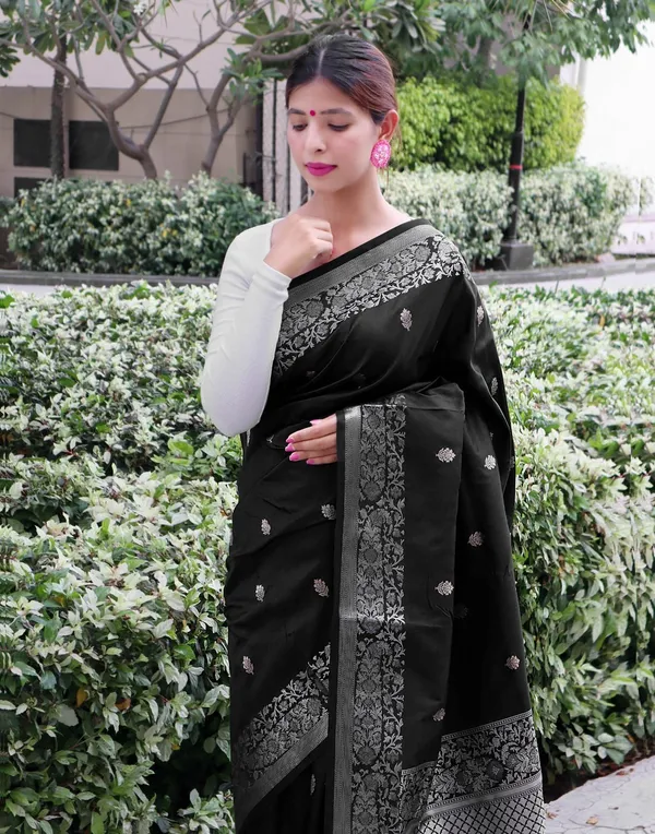 Black_Silk_Jacquard_Saree_For_Women