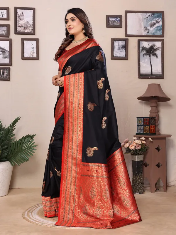 Black_Banarasi_Silk_Saree_With_Elaborate_Red_Pallu