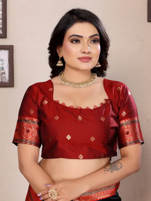 Black_Banarasi_Silk_Saree_With_Elaborate_Red_Pallu