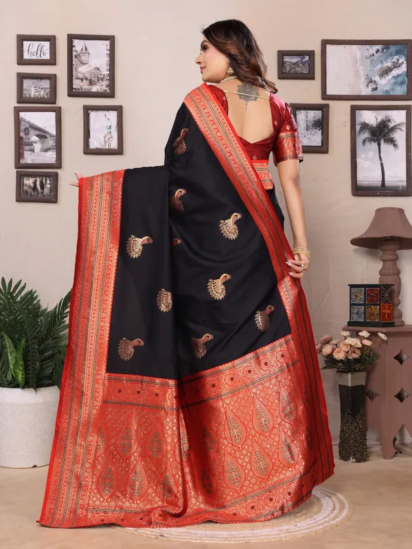 Black_Banarasi_Silk_Saree_With_Elaborate_Red_Pallu