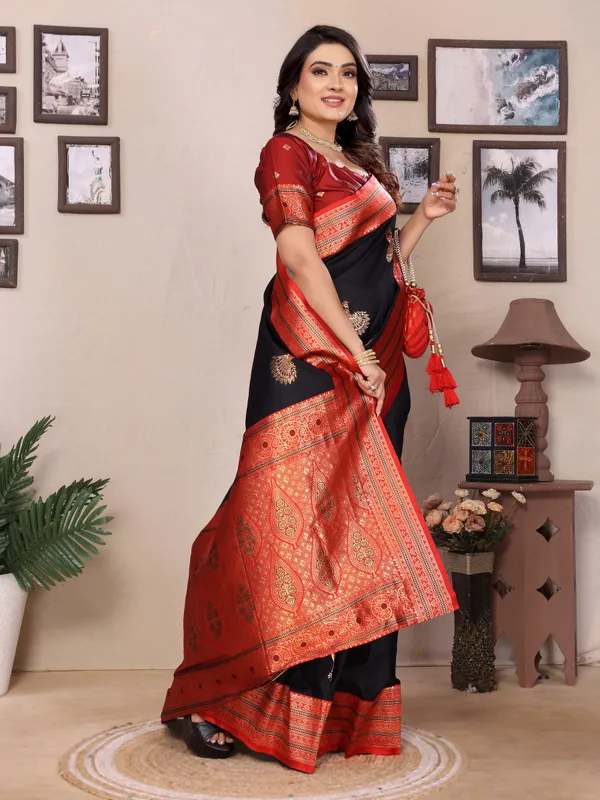 Black_Banarasi_Silk_Saree_With_Elaborate_Red_Pallu