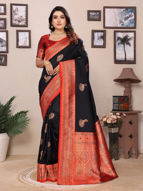 Black_Banarasi_Silk_Saree_With_Elaborate_Red_Pallu