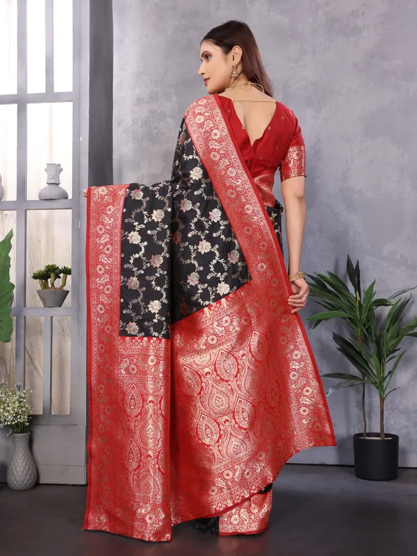 Black_&_Red_Banarasi_Silk_Saree_With_Gold_Zari