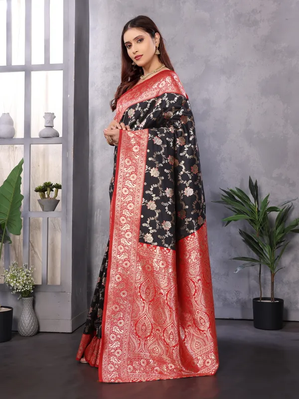 Black_&_Red_Banarasi_Silk_Saree_With_Gold_Zari