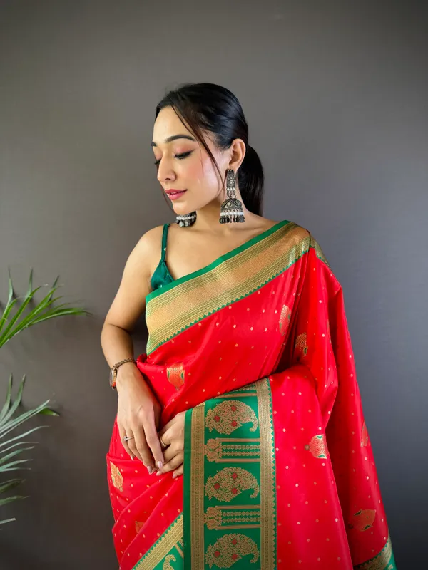 Green_&_Red_Kathpadar_Saree_For_Women