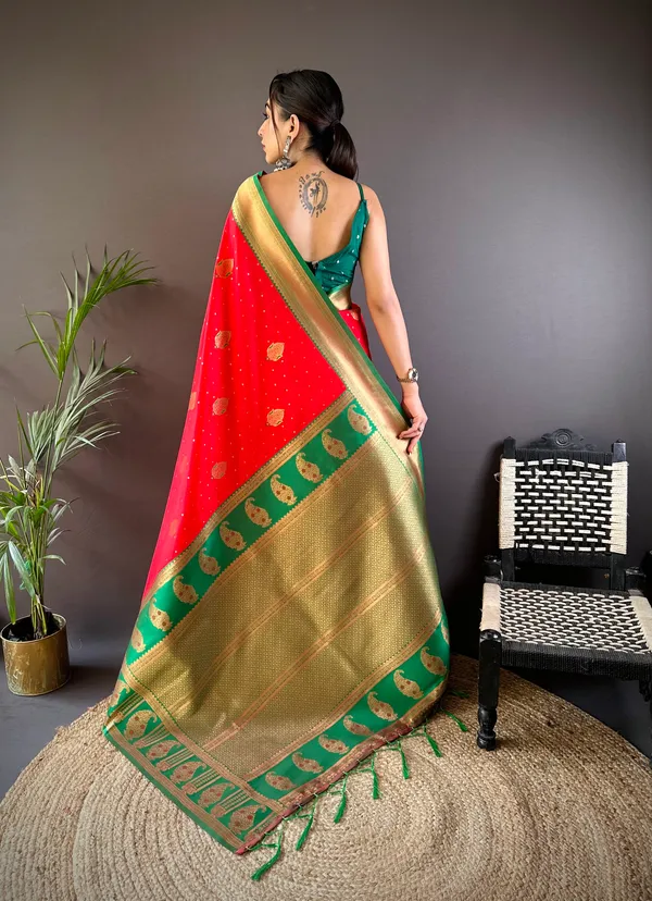 Green_&_Red_Kathpadar_Saree_For_Women