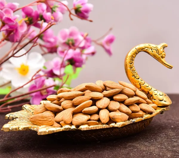 Golden_Metal_Solidtraditional_Round_Duck_Tray_For_Housewarming
