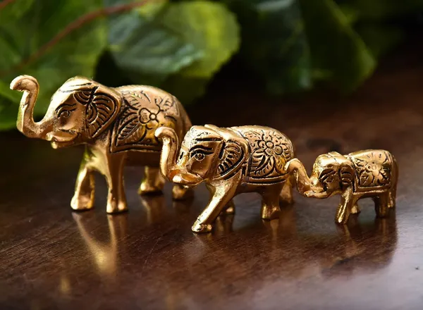 Golden_Metal_Glossy_Solidantique_Novelty_Elephant_For_Housewarming