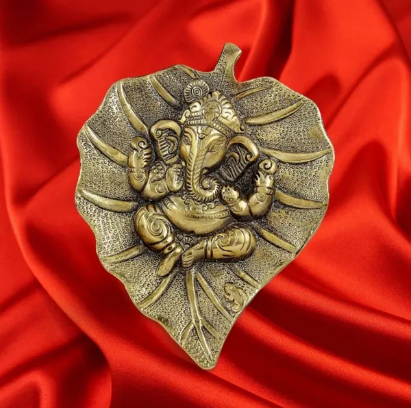 Golden_Brass_Polished_Art_Deco_Hanging_Ganesh_Leaf_For_Hindu_Festival_Day_Pooja