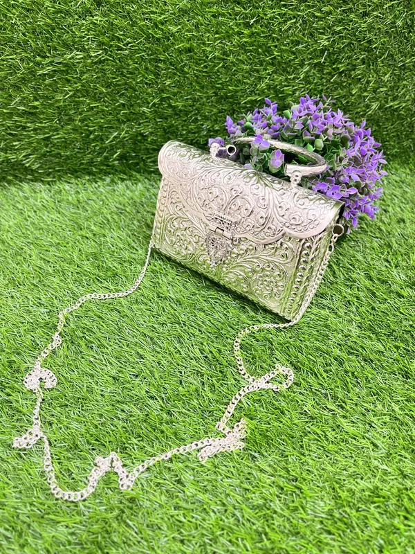 Girls/Women_Small_Size_Handle_Clutch_Brass_metal_bag_Ethnic_clutch_(Silver)