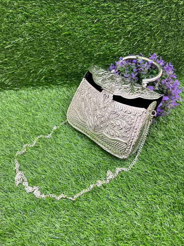 Handmade_hand_clutch_with_Beautiful_Metal_Handle,Bag_is_completely_made_from_Brass_Metal._Big_size_and_light_weight_,_Any_Size,Model_and_Brand_of_Cellphone_can_be_put_in_bag_easily_,_like_any_I_Phone_Size:_Small_and_compact,_perfect_for_carrying_essentials_like_phone,_keys,_and_lipstick._Bag_Size:_7_Inch_long,_4.5_Inch_Height_2_Inch_width_Specially_designed_Vintage_bag_for_Party,Function,This_bag_Clutch_is_suitable_to_keep_Smart_Cellphone_and_small_accessories